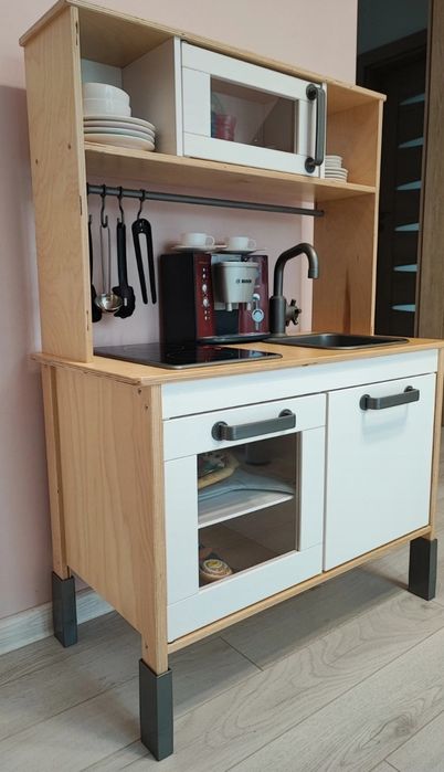 Kuchnia dla dzieci Ikea Dustig z wyposażeniem w bardzo dobrym stanie