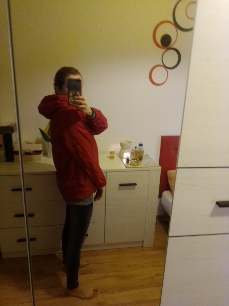 Kurtka przeciwdeszczowa, kangurka, na wzrost ok 160 cm.