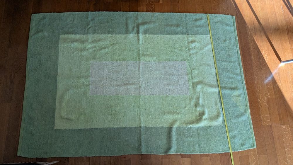 Tapete verde em bom estado