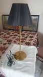 Lampa stołowa z czarnym abażurem i złotą podstawą