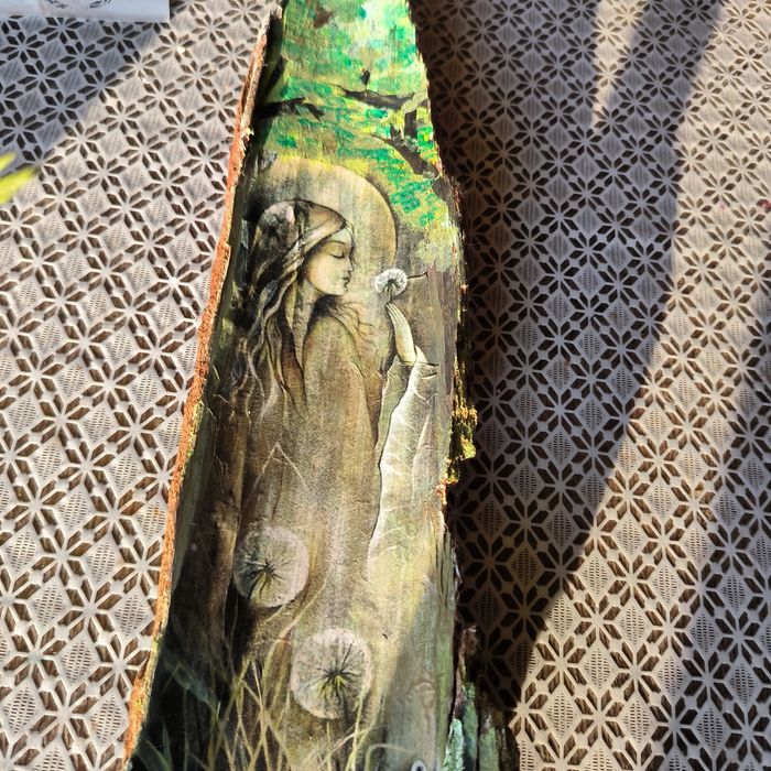 Anioł leśny na korze drzewa