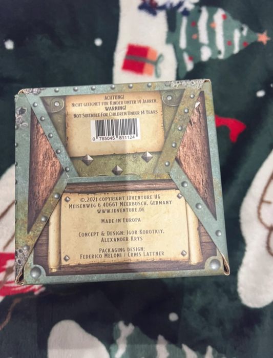 ClueBox intacta e bem estimada.