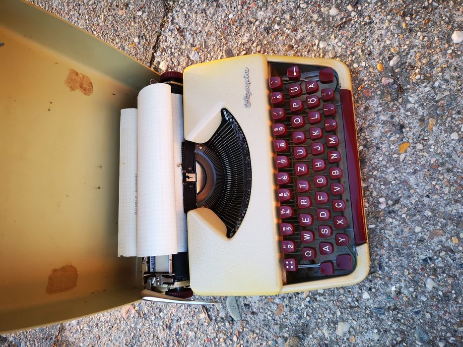 Zabytkowa maszyna do pisania olympia