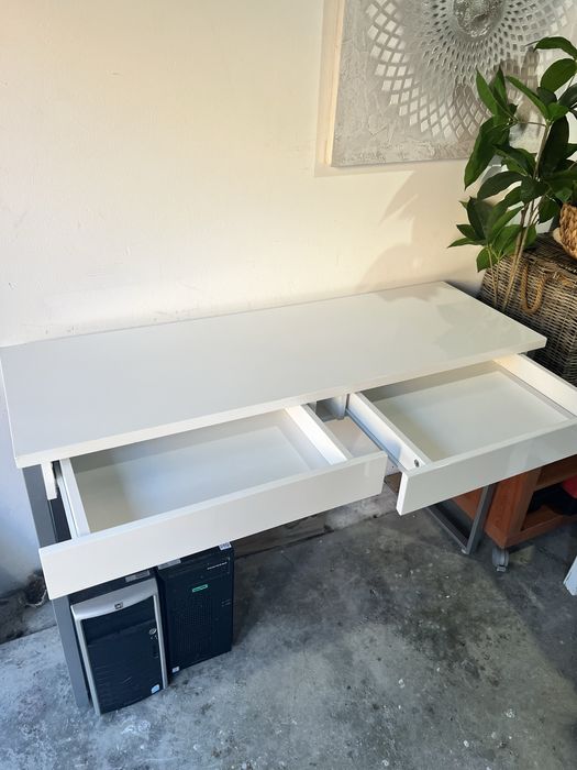 Aparador branco com 2 gavetas