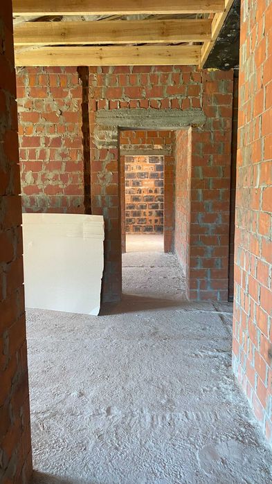 Продається 4-кімнатна квартира в новому малоквартирному будинку.