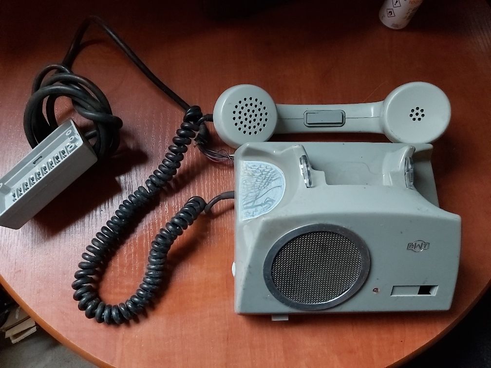 Zabytkowy stacjonarny aparat telefoniczny