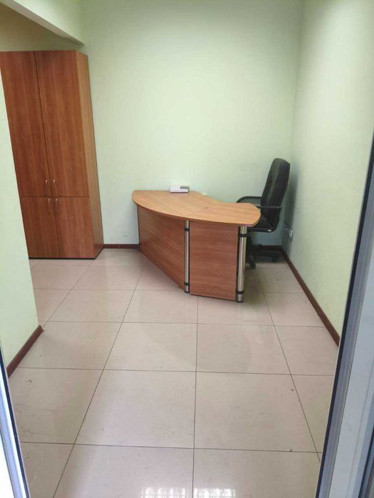 Офісне приміщення, окремий вхід, меблі, комунікації, побутова техніка