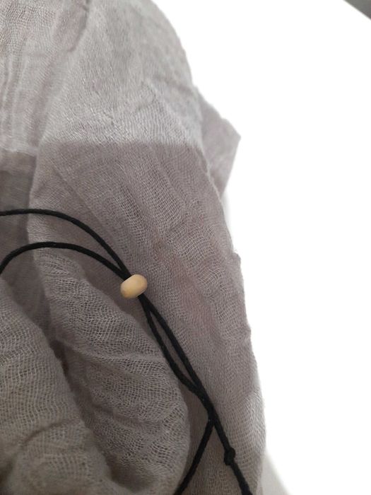 Pulseira bordada à mão com pingente de margarida azul