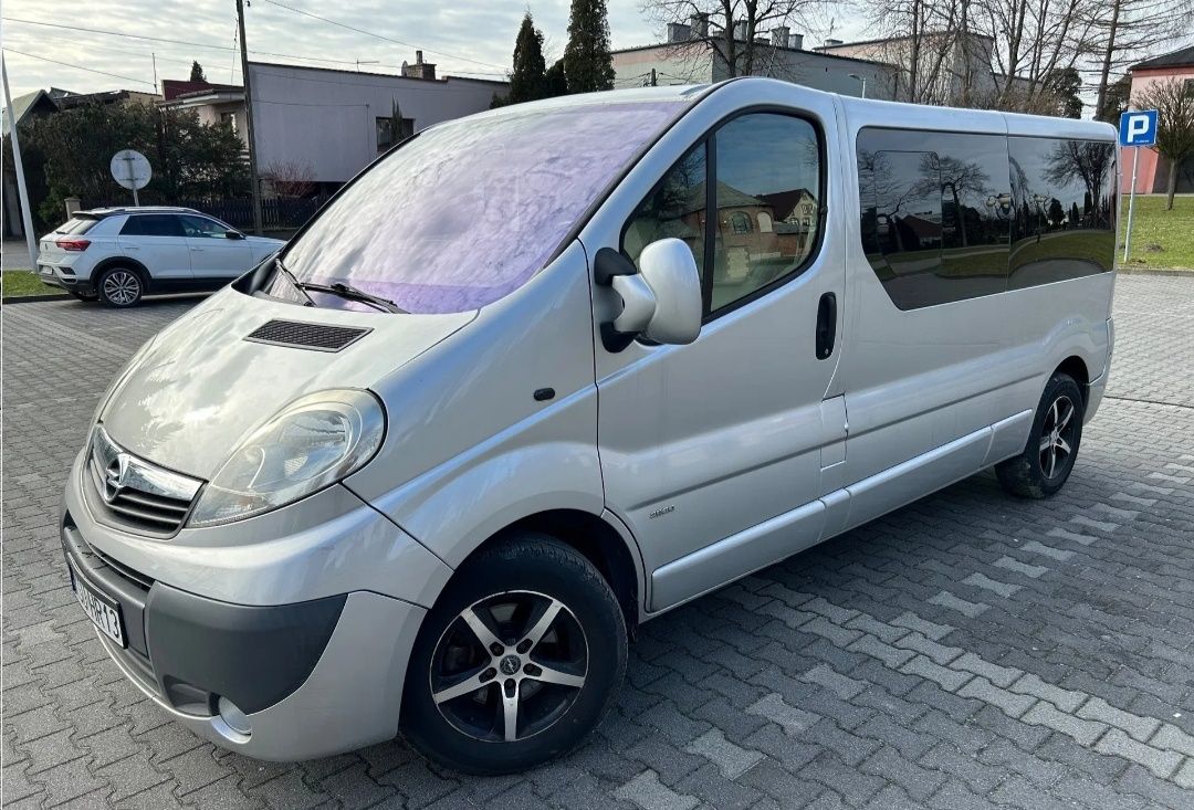 Авто Opel Vivaro 2.5