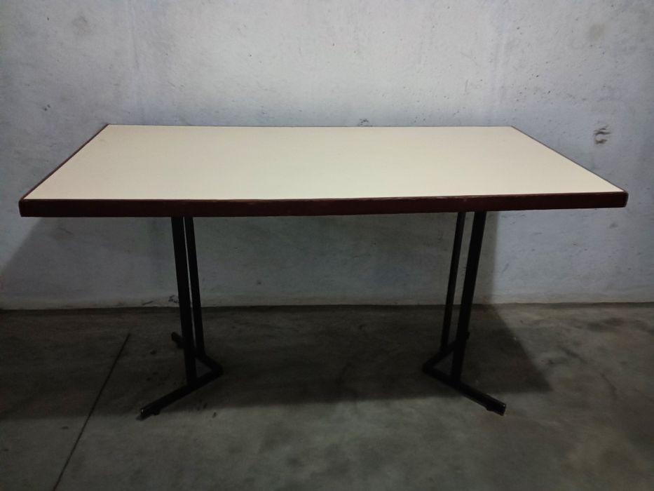 Mesa com pé metálico e tampo em madeira.
Medidas 141/71/77cm altura.