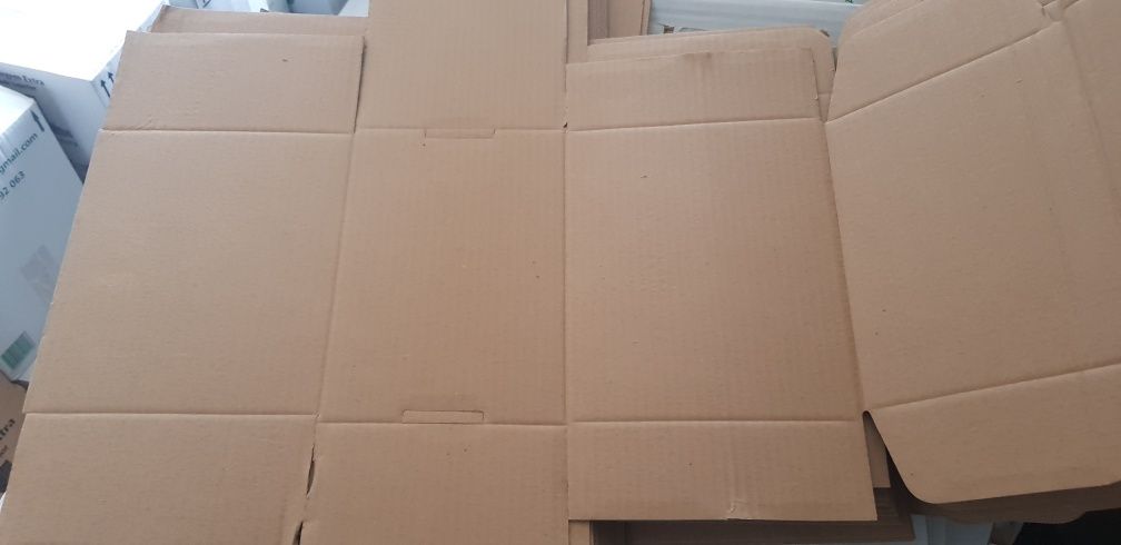 Caixa  de cartão /Novas/23×19×16 côr Branca