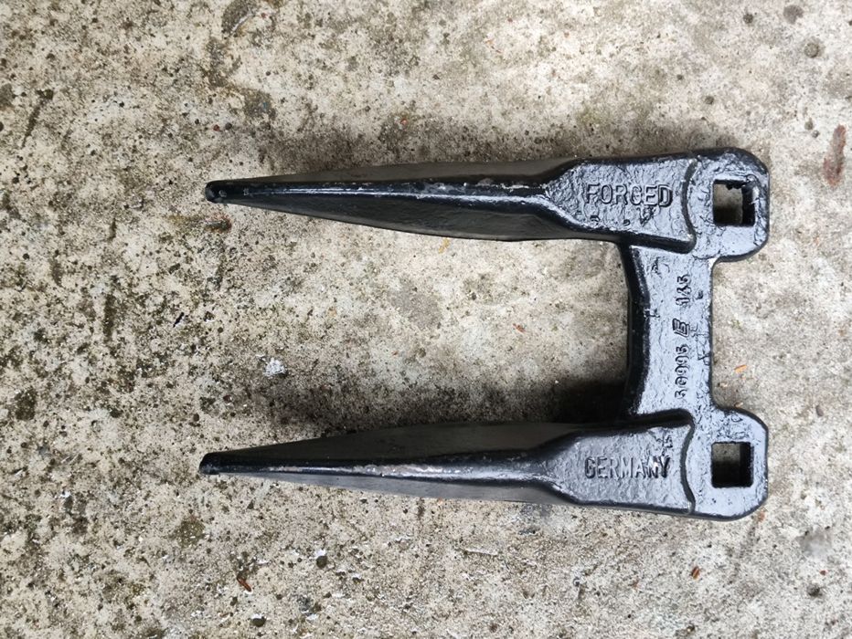 Головка косы жатки с планкой 84275285, Палец двойной жатки 1307299C2