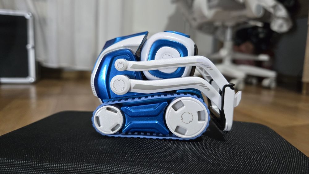 Робот Cozmo от Anki (синяя лимитированная версия)