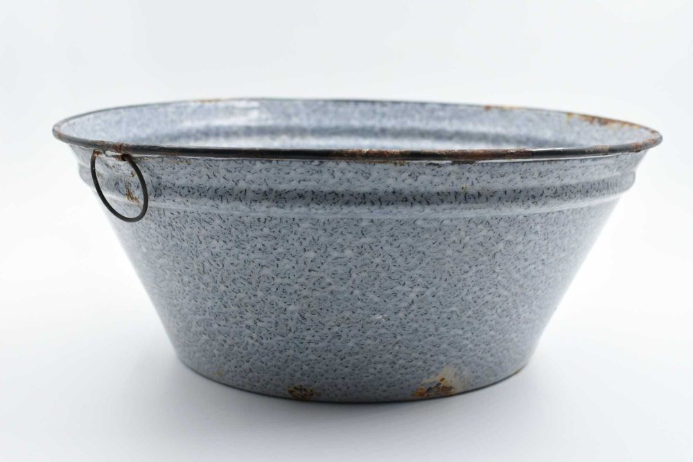 Antiga bacia esmaltada