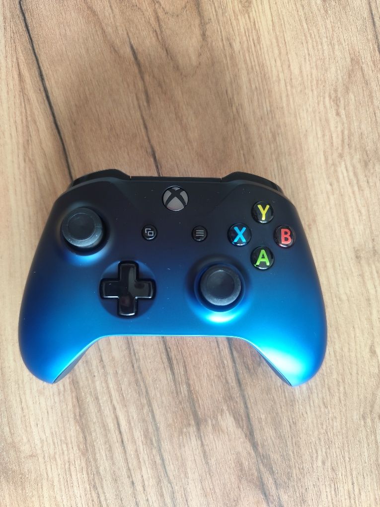 Zestaw - odnowiony pad Xbox One + dodatkowe obudowy