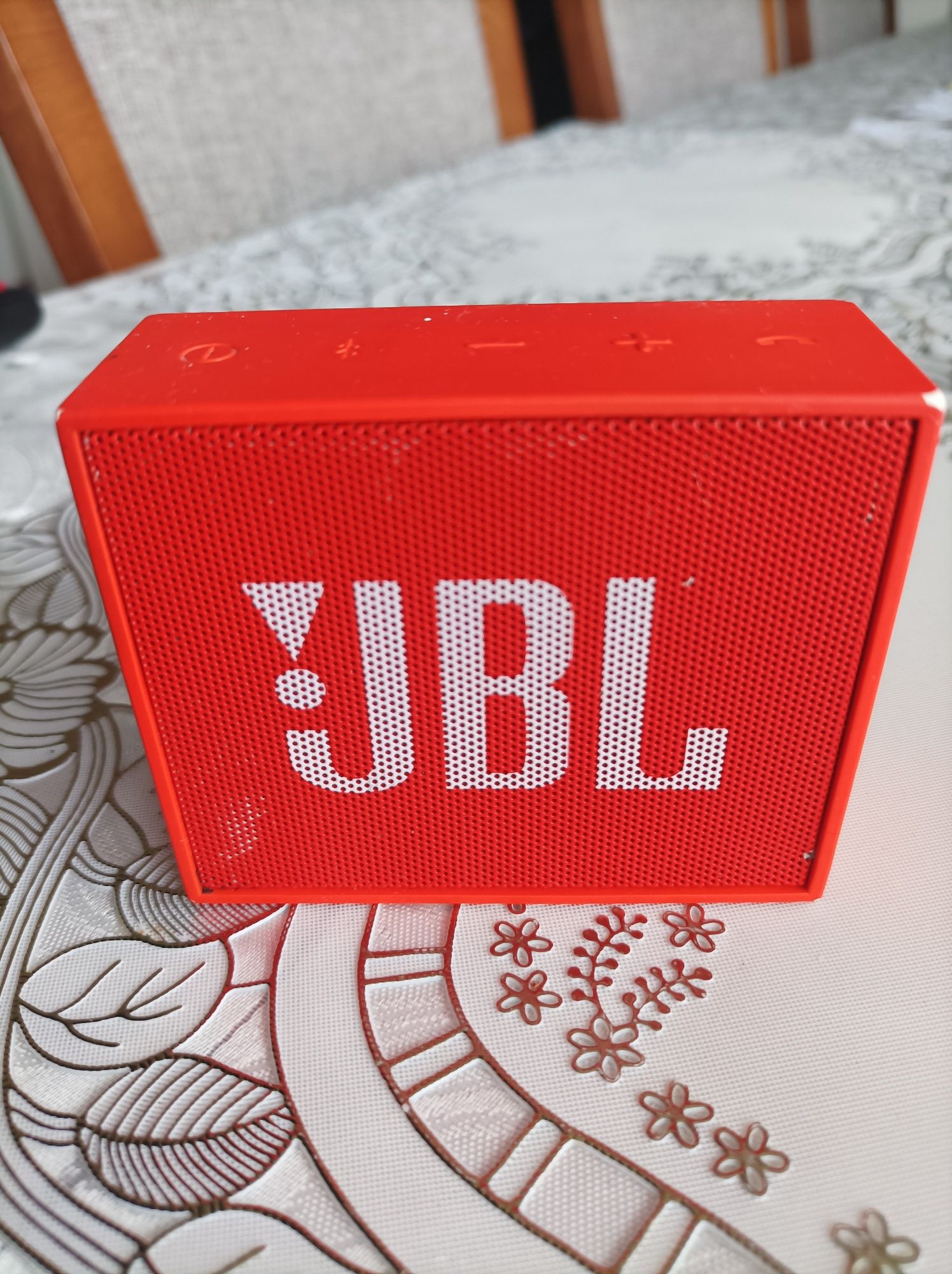 Głośnik JBL pomarańczowy
