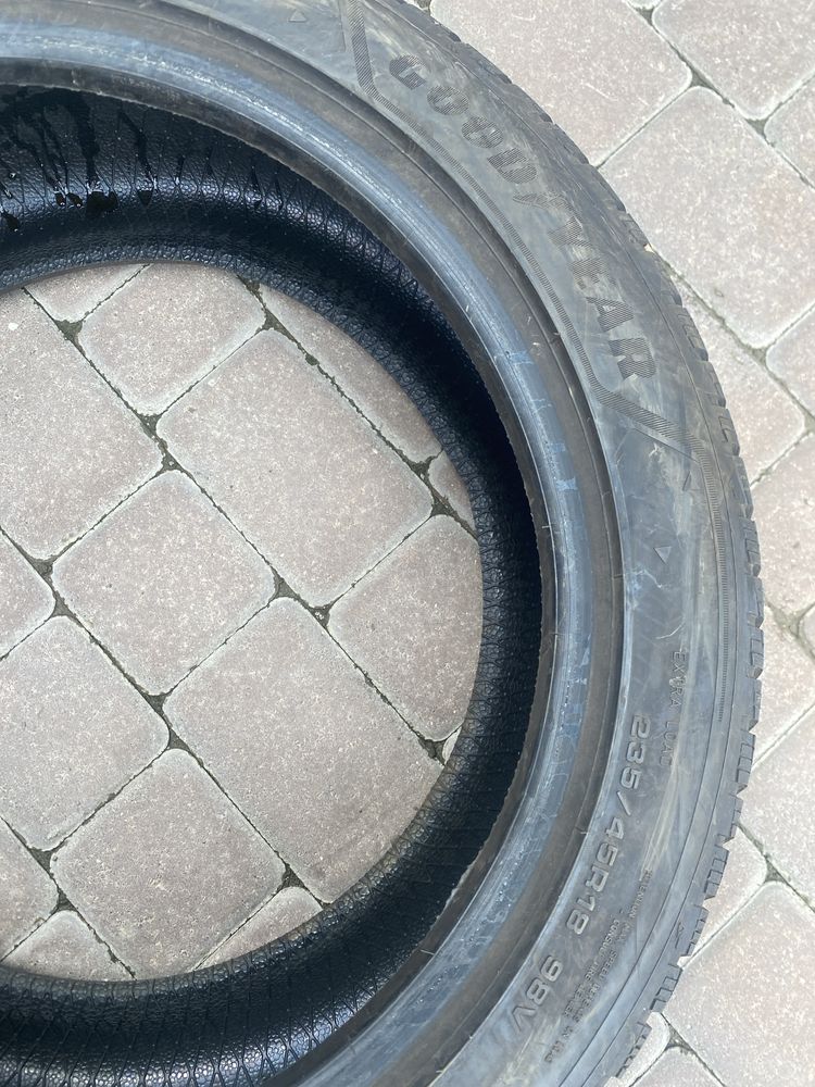 GoodYear ultraGrip performance3 235/45/18 98V