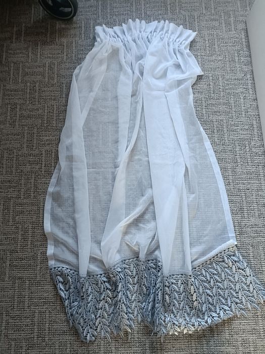 Mała firanka z szarą gipiura