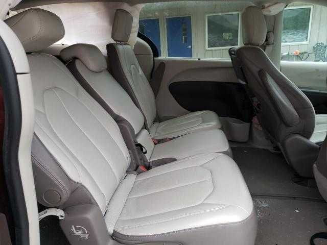 Chrysler Pacifica z 2017 roku.