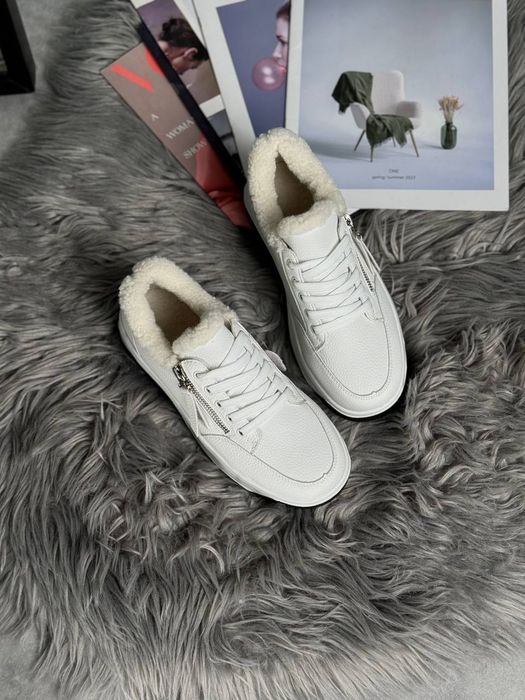 Теплі шкіряні , замшеві кросівки на хутрі, білі, чорні