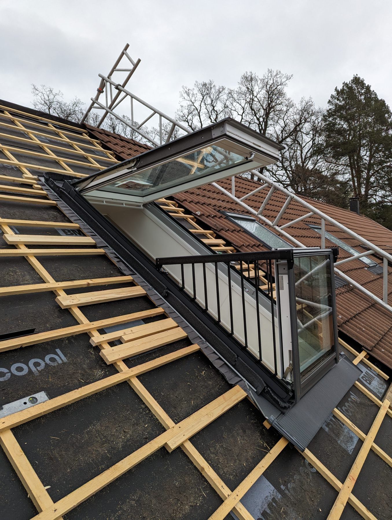 Монтаж мансардних вікон FAKRO,Roto,Velux. Дах, покрівля. Ціна від 4500