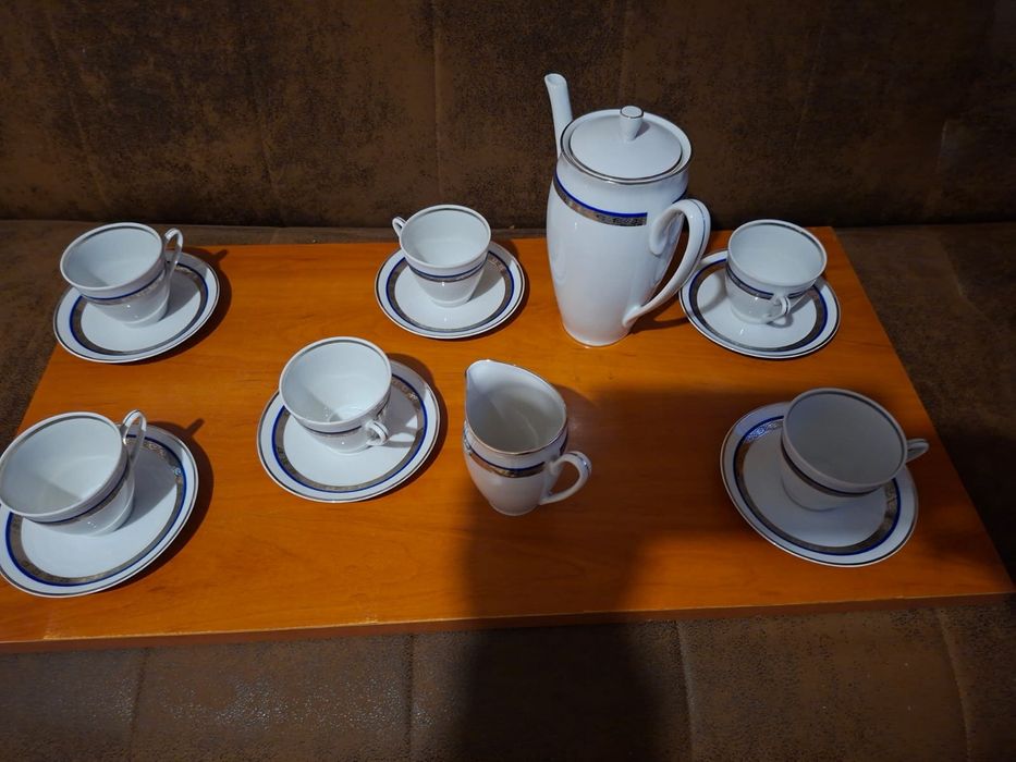 Porcelanowy biały serwis kawowy ze złoceniami i granatowym paskiem, ZP