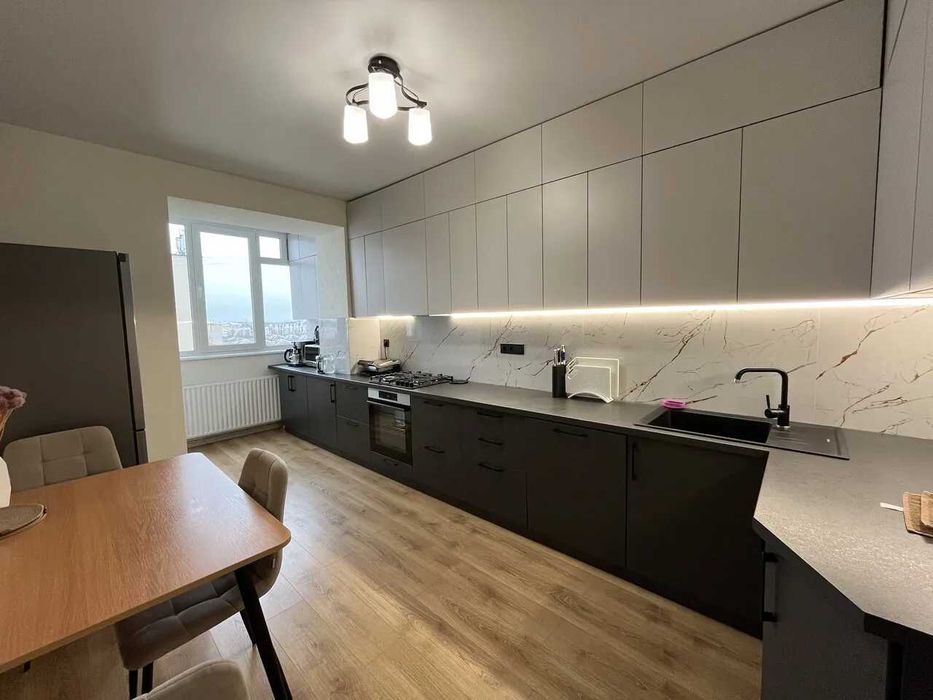 Продається шикарна дуже простора 3 кім. квартира,площею 105м2