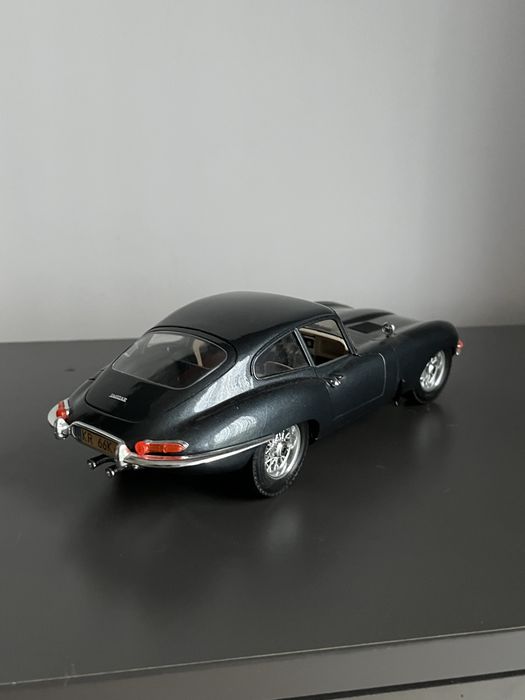 Jaguar e-type 1:18 bburago pudełko