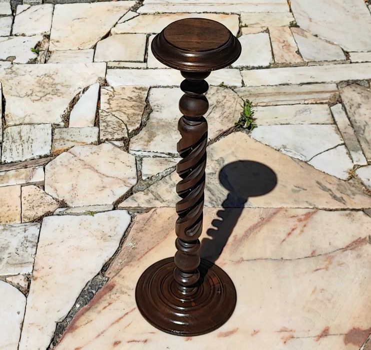 Coluna trabalhada muito antiga