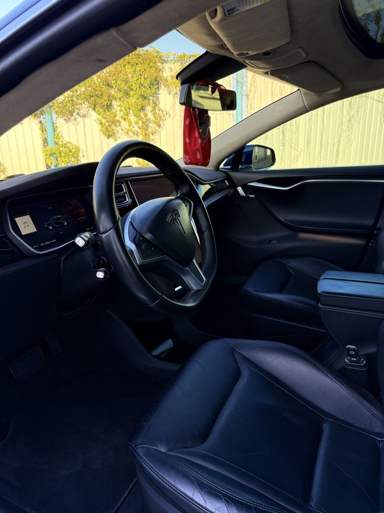 Tesla Model S 2015