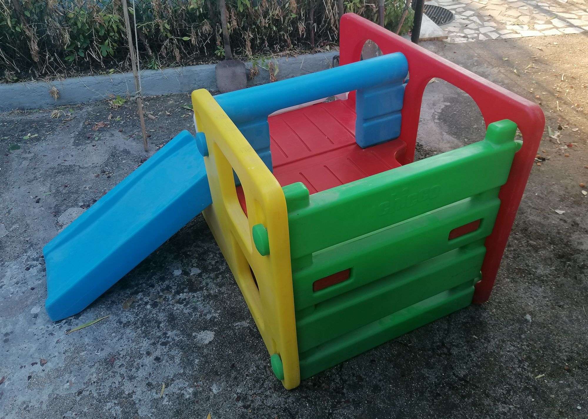 Ginasio com escorrega CHICCO