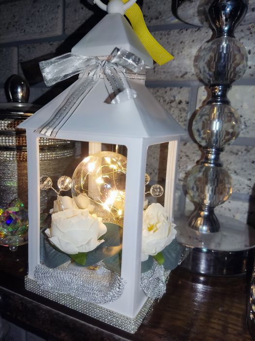 Latarenka biała dekoracja ze srebrnymi kryształkami swiecąca kula  LED