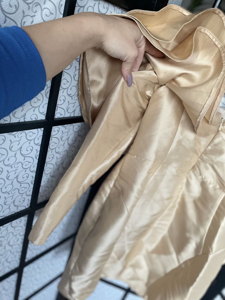 Złota satynowa sukienka mini hiszpanka z falbankami 38 m