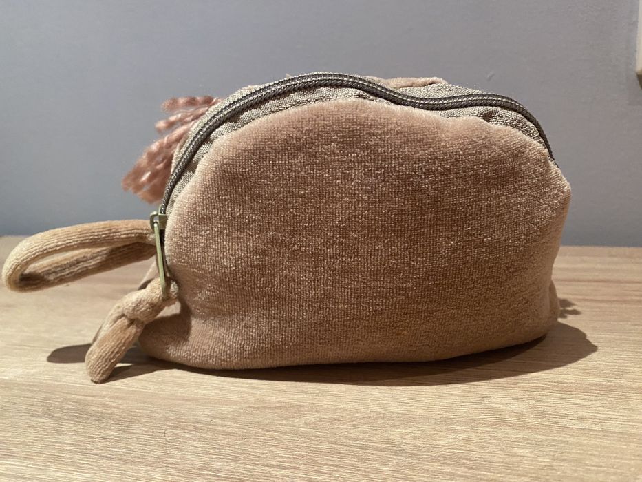 Bolsa para maquilhagem com boneca