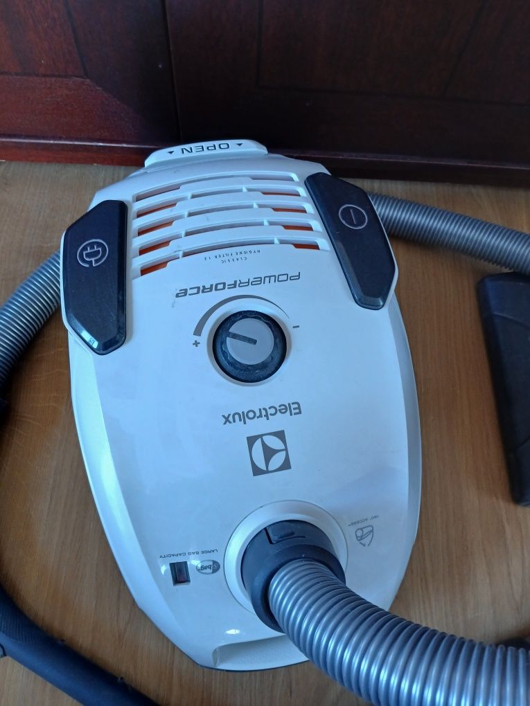 Odkurzacz Electrolux PowerForce EPF61IW  LUC1 700 W