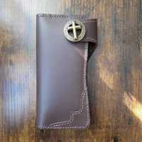 Skórzany męski portfel w brązowym kolorze z krzyżem ręcznie robiony
