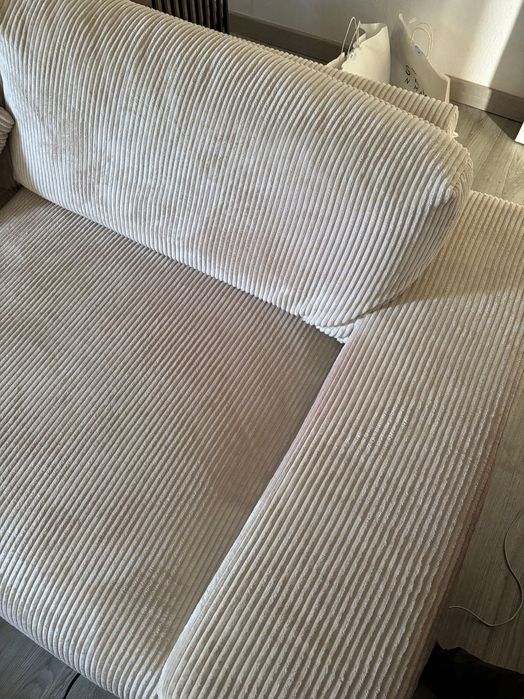 Sofá bege de veludo cotelê