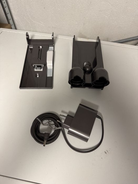 Nowa ladowarka i stacja dokujaca Dyson V12