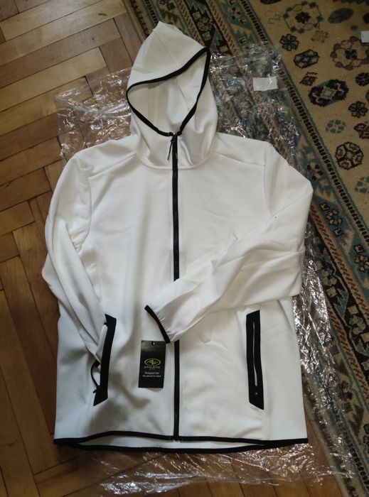 Спортивная лёгкая куртка.