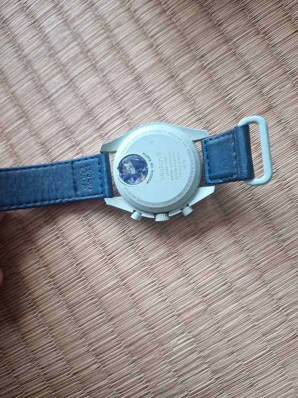 SO33G100 Omega x Swatch Ziemia: Kolor Ziemi na Tarczy