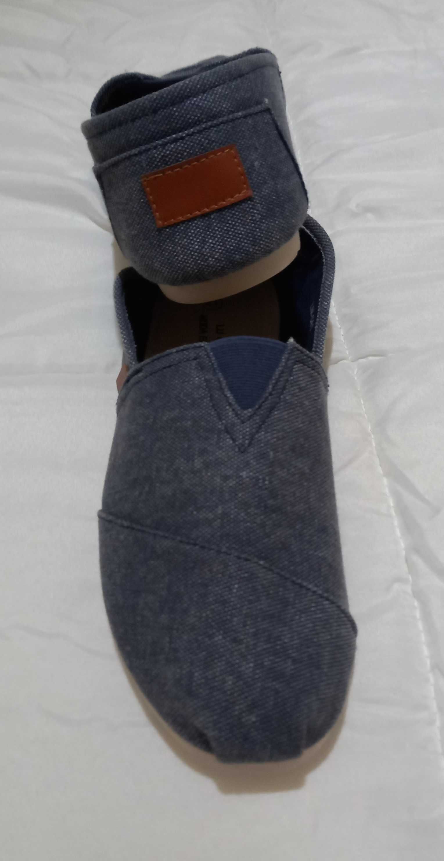 Sapatos em pano com sola em borracha