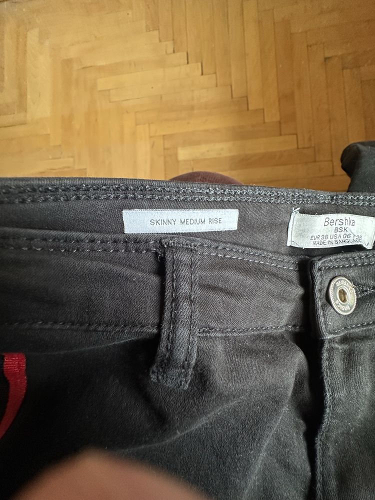 Czarne skinny jeans Bershka z czerwonymi lampasami