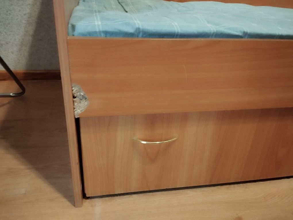 Кровать одномісна з шухлядами