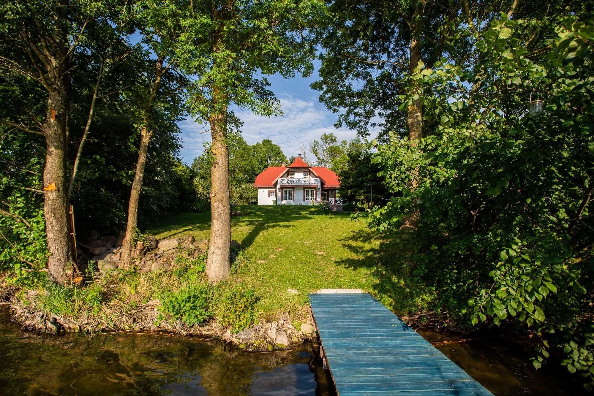 Dom nad jeziorem, Mazury, prywatny pomost.