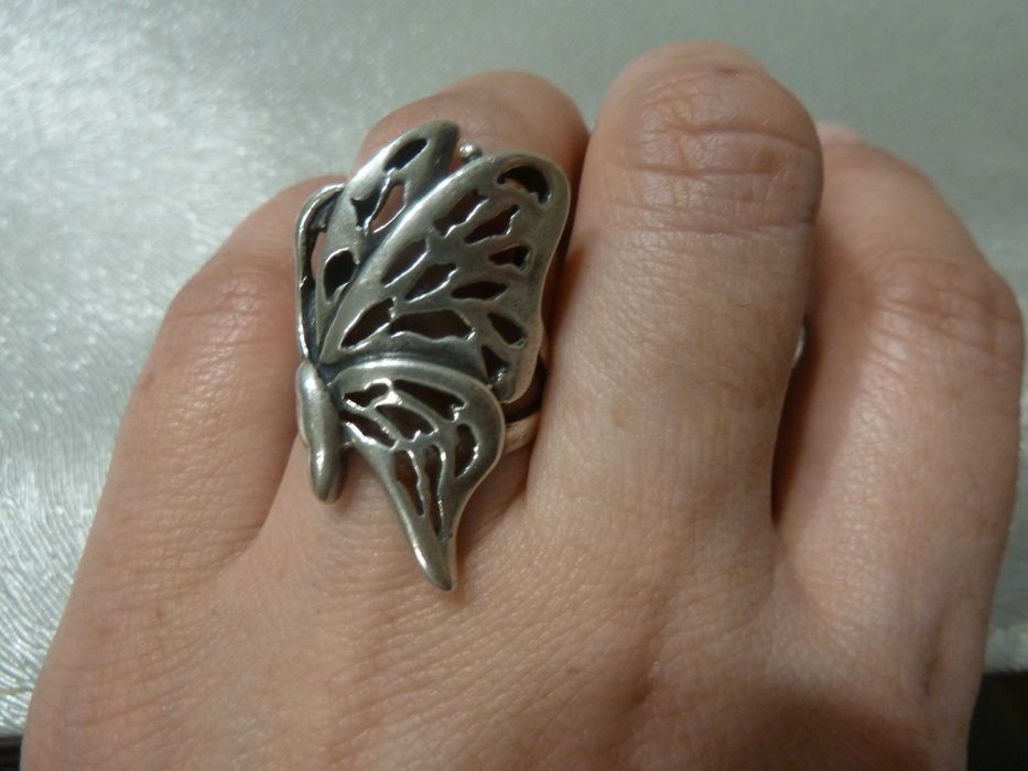 masywny pierścionek srebrny motyl