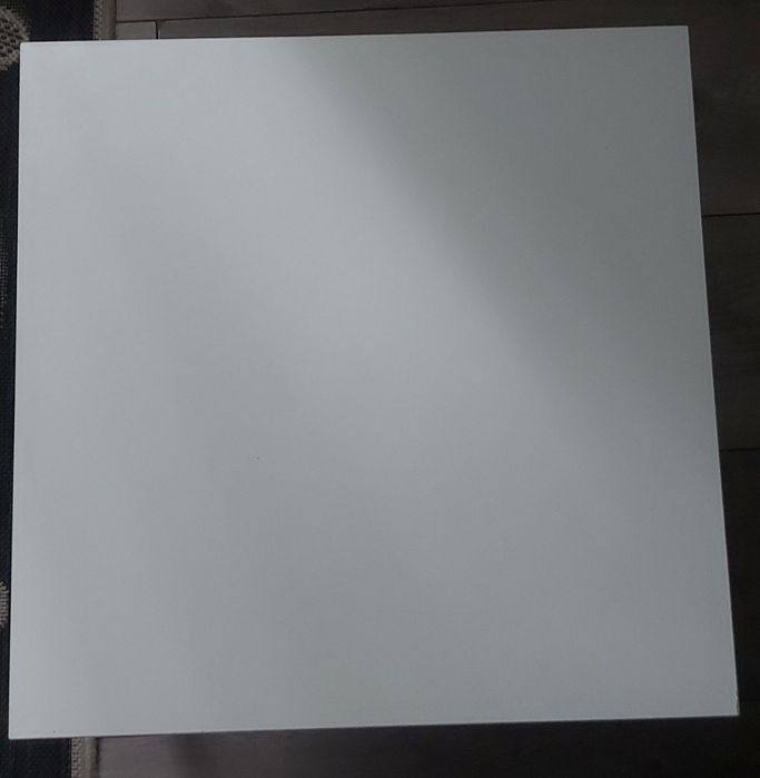 Stolik kawowy bialy 45cmx45cm nozki chromowane
srebrne