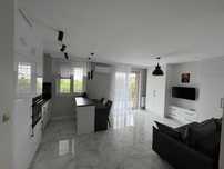 Nowoczesny klimatyzowany nowy apartament z dużym balkonem