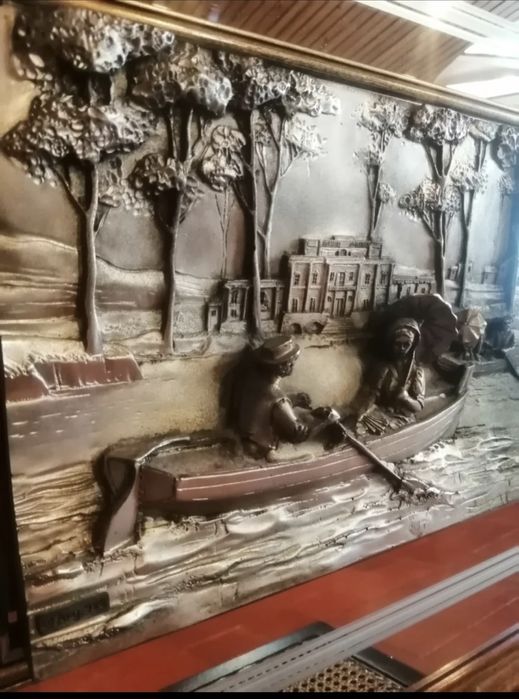 Escultura em moldura de madeira