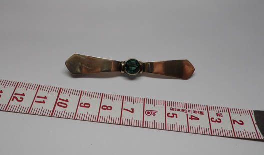 Przedwojenna broszka zielony kamień srebro złocone.