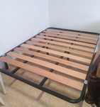Cama com estrado com pes